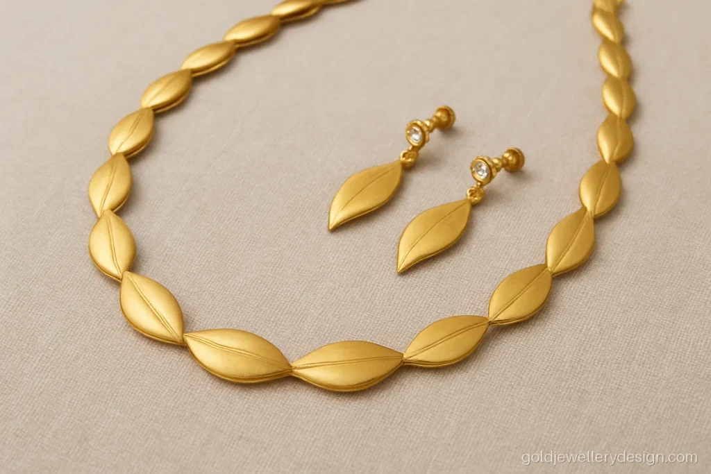 Simple gold har set design with a leaf haar and matching leaf earrings